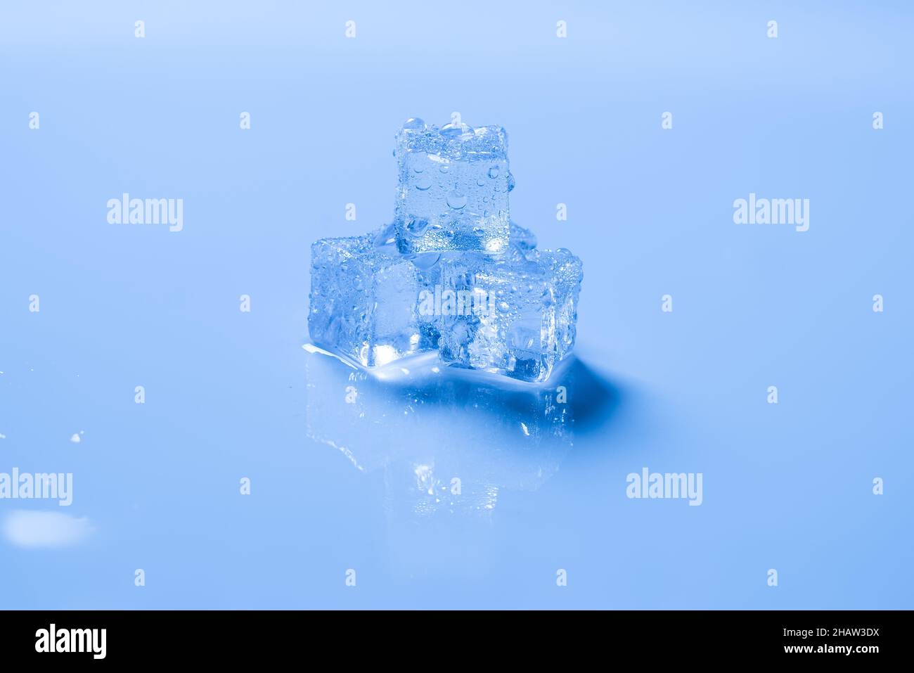 Cubetti di cristallo di ghiaccio, spazio per testo o design. Foto Stock