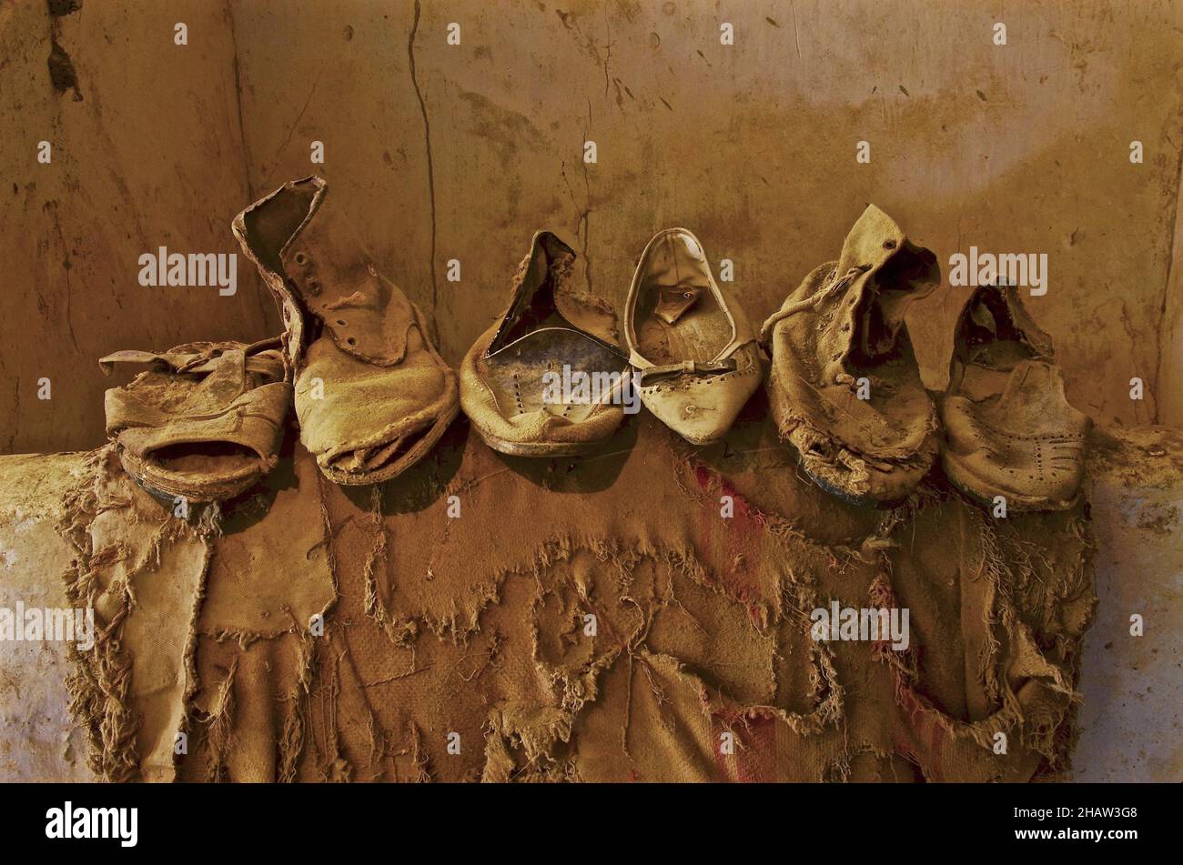 Vista frontale di scarpe trovare in una vecchia finca, scarpe di una famiglia, scarpa da donna in gentleman's escort, Andalusia, Spagna Foto Stock