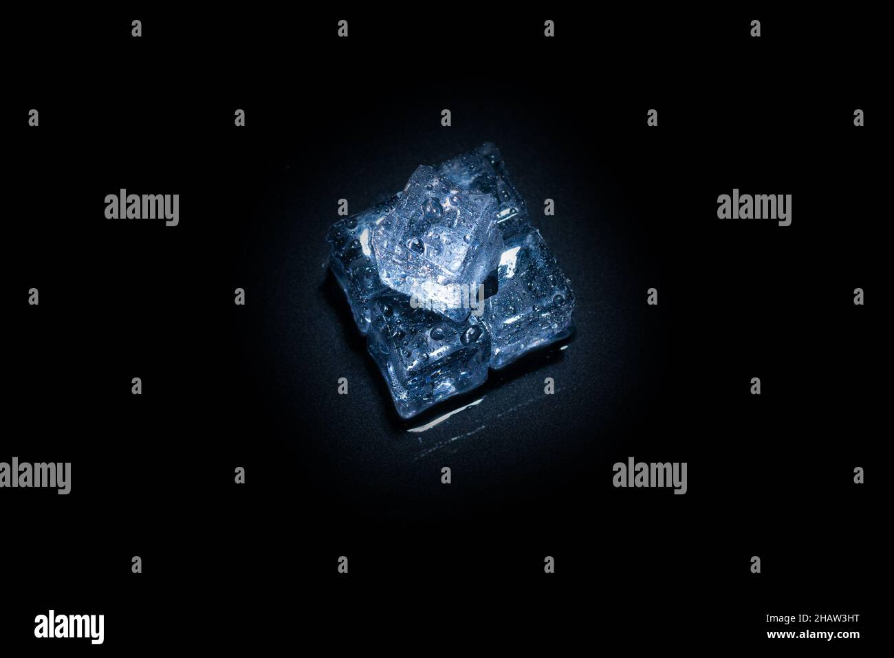 Cubetti di cristallo di ghiaccio su sfondo nero, spazio per testo o design. Foto Stock