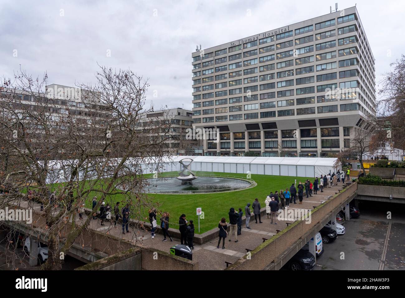 15/12//2021. Londra, Regno Unito. Le persone si accodano fuori dall'ospedale St Thomas per la vaccinazione COVID-19. Il governo ha annunciato nuove misure per combattere la nuova OMICRON B. 1. 1. 529 variante come tasso di infezione di Covid nel Regno Unito è salita a più di 50.000 al giorno. Foto di Ray Tang. Foto Stock