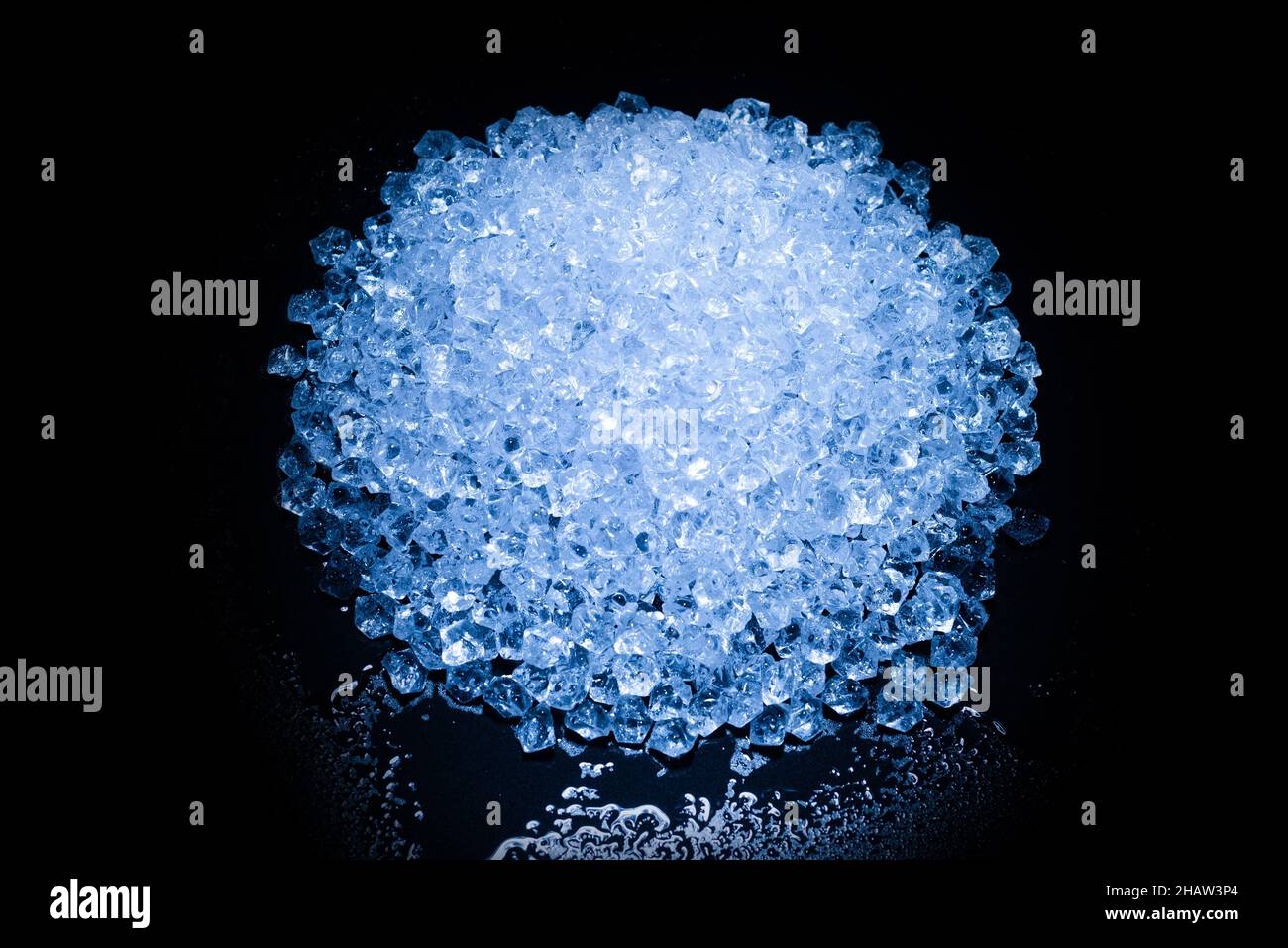 Cubetti di cristallo di ghiaccio su sfondo nero, spazio per testo o design. Foto Stock