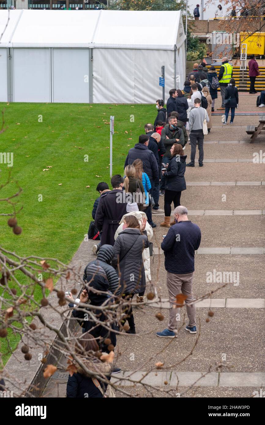 15/12//2021. Londra, Regno Unito. Le persone si accodano fuori dall'ospedale St Thomas per la vaccinazione COVID-19. Il governo ha annunciato nuove misure per combattere la nuova OMICRON B. 1. 1. 529 variante come tasso di infezione di Covid nel Regno Unito è salita a più di 50.000 al giorno. Foto di Ray Tang. Foto Stock