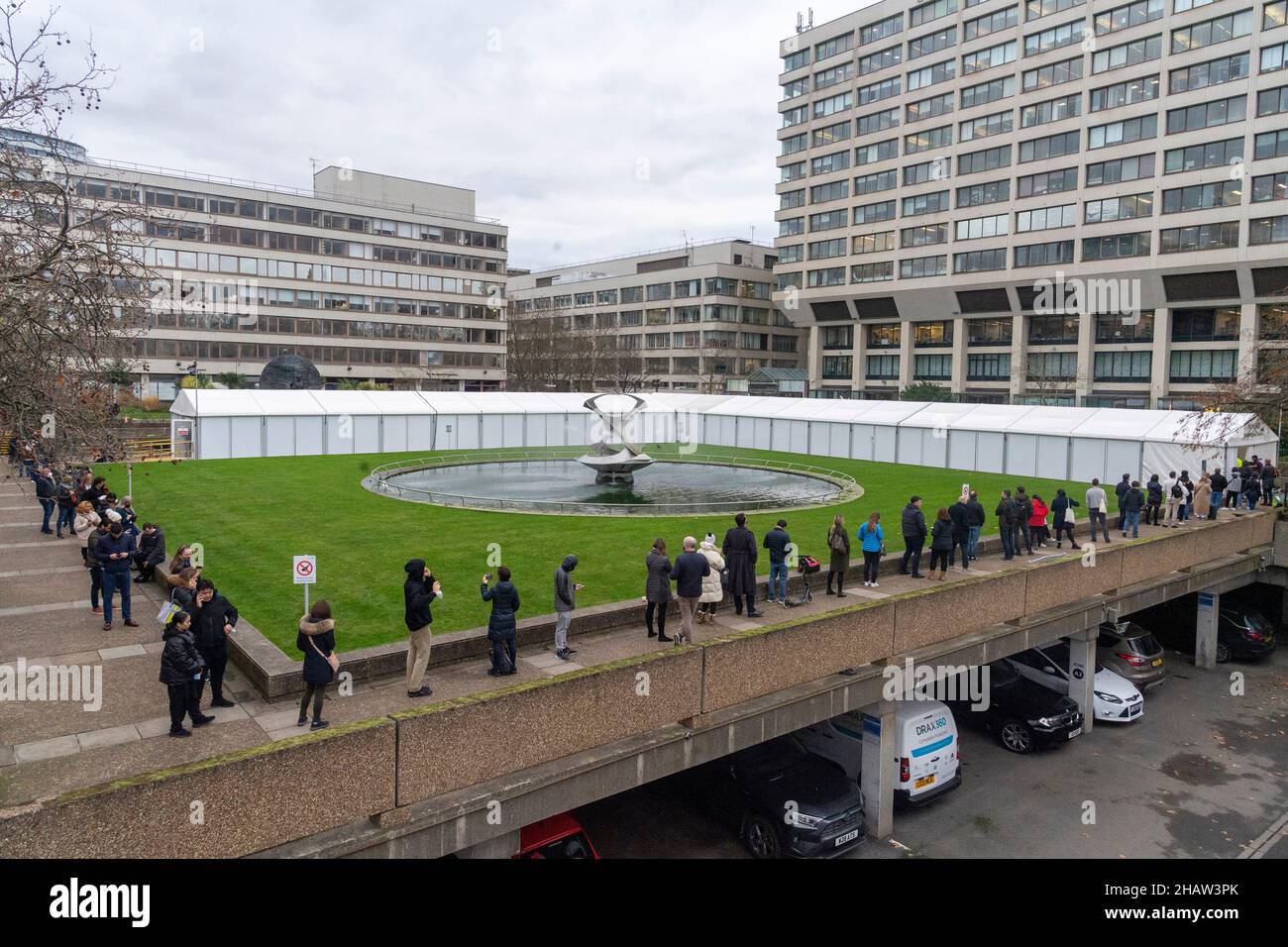 15/12//2021. Londra, Regno Unito. Le persone si accodano fuori dall'ospedale St Thomas per la vaccinazione COVID-19. Il governo ha annunciato nuove misure per combattere la nuova OMICRON B. 1. 1. 529 variante come tasso di infezione di Covid nel Regno Unito è salita a più di 50.000 al giorno. Foto di Ray Tang. Foto Stock