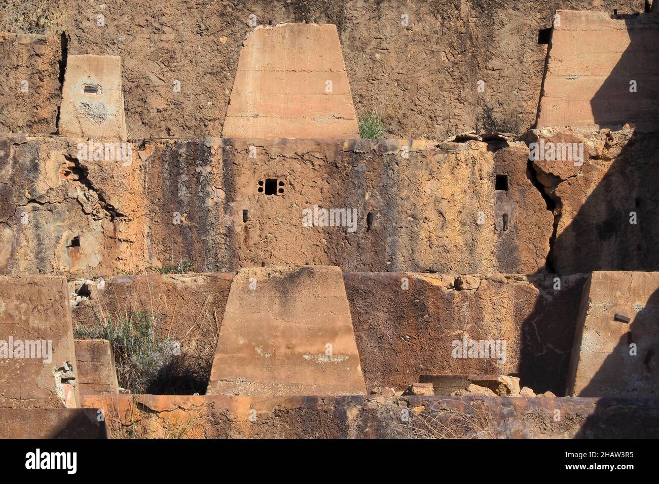 Muro con fori di ventilazione nella miniera di Mazarron, Murcia, Spagna Foto Stock