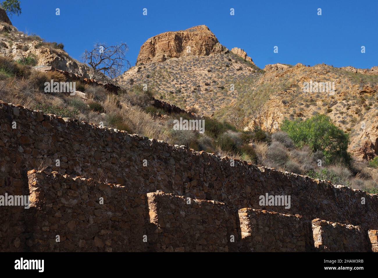 Montagna al sito della miniera dal basso, Cuevas del Almanzora, Almeria, Andalucia, Spagna Foto Stock