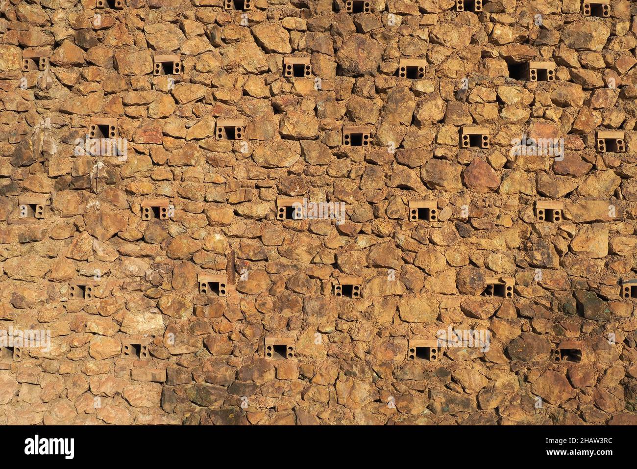 Buchi di ventilazione della parete della fossa di una miniera, Mazarron, Murcia, Spagna Foto Stock