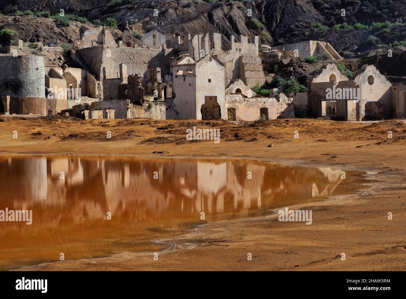 Montagna con pozzanghere rosse e rovine di mine, Mazarron, Murcia, Spagna Foto Stock