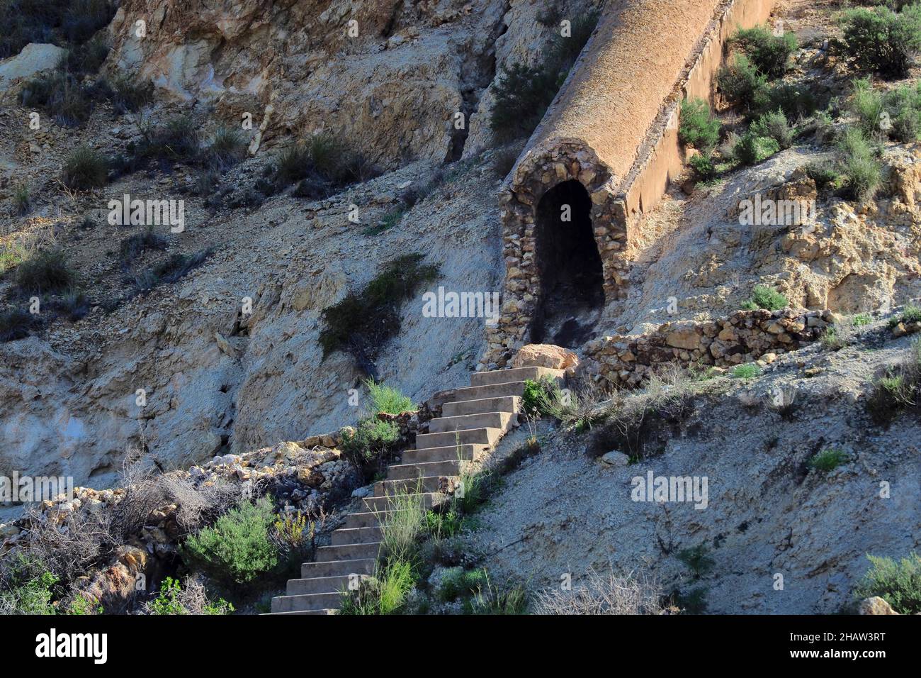 Tunnel minerario con scale sul sito della miniera, Mazarron, Murcia, Spagna Foto Stock