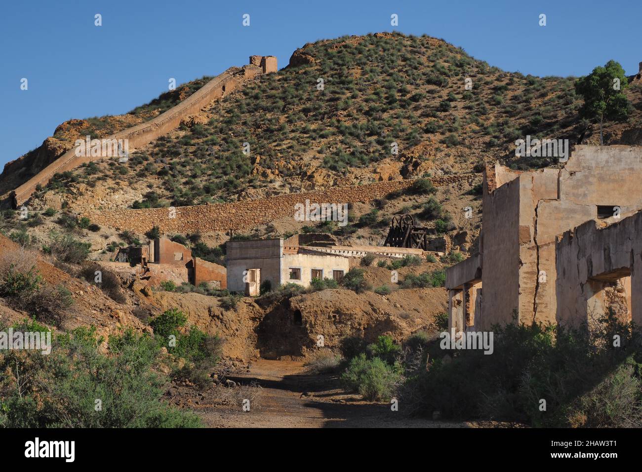 Rovine di miniere con tunnel tortuoso sullo sfondo di una montagna, Mazarron, Murcia, Spagna Foto Stock