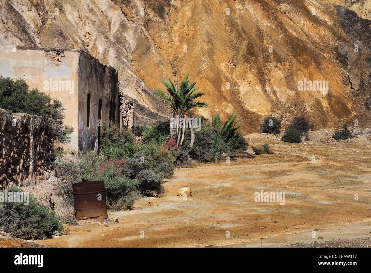 Rovina con palme di fronte alla montagna nel sito minerario Mazarron, Murcia, Spagna Foto Stock