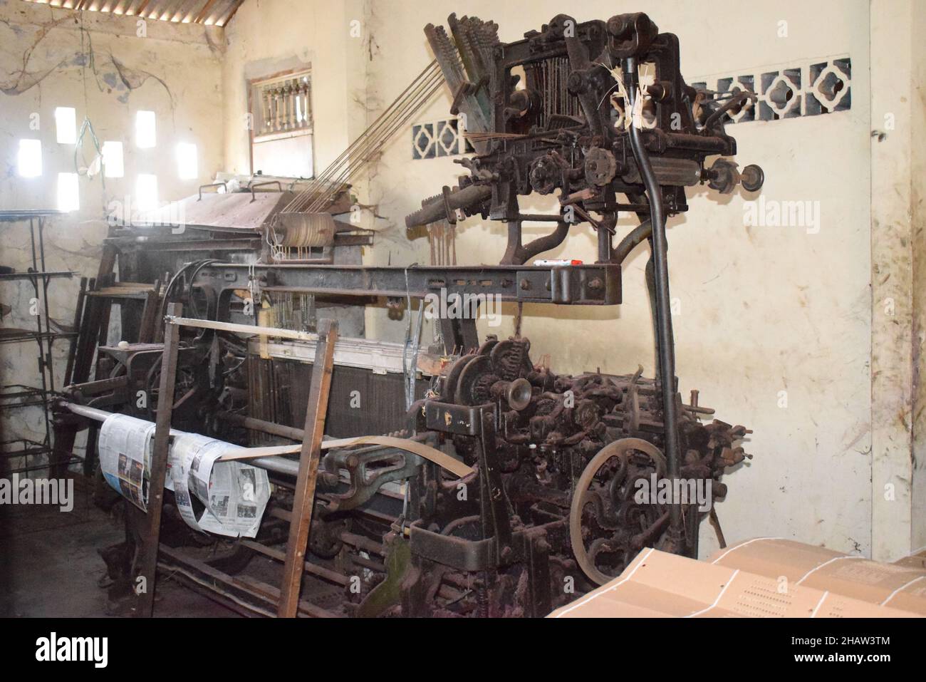 Vecchia fabbrica tessile indonesiana. Attrezzatura. Foto Stock