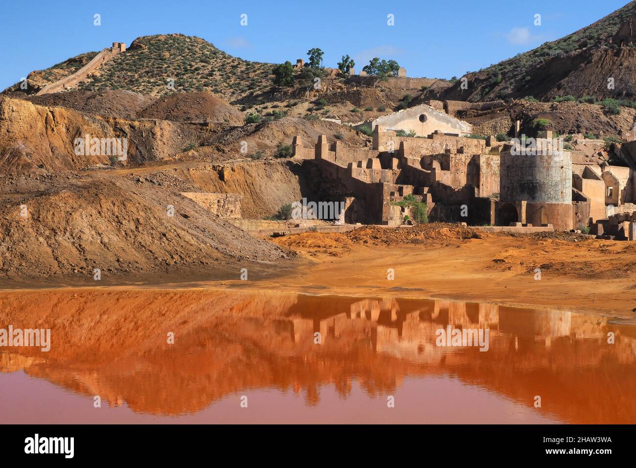 Montagna con pozzanghere rosse e rovine di mine, Mazarron, Murcia, Spagna Foto Stock