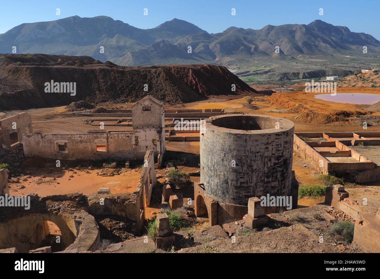 Rovine di mine con lavabo sullo sfondo di una montagna, Mazarron, Murcia, Spagna Foto Stock