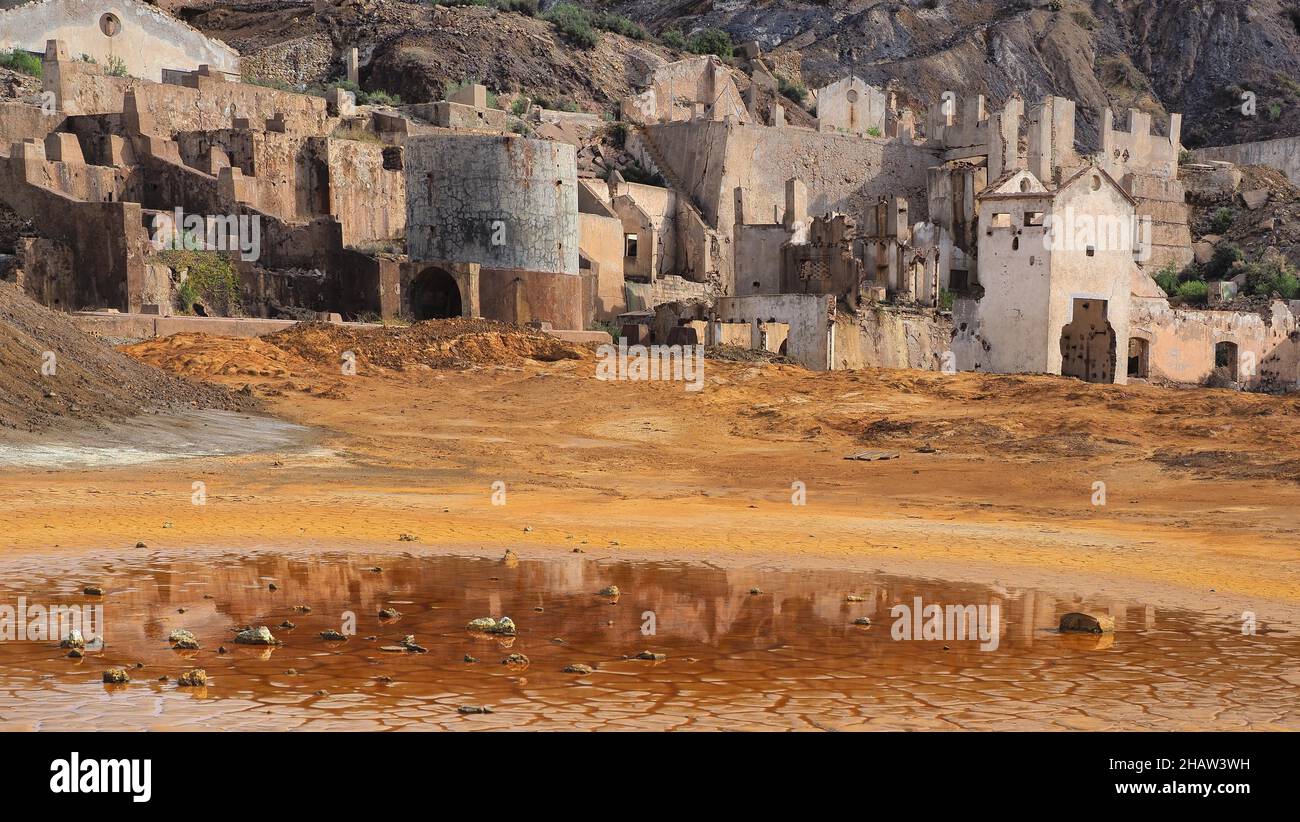 Puddle e le rovine di mine, Mazarron, Murcia, Spagna Foto Stock