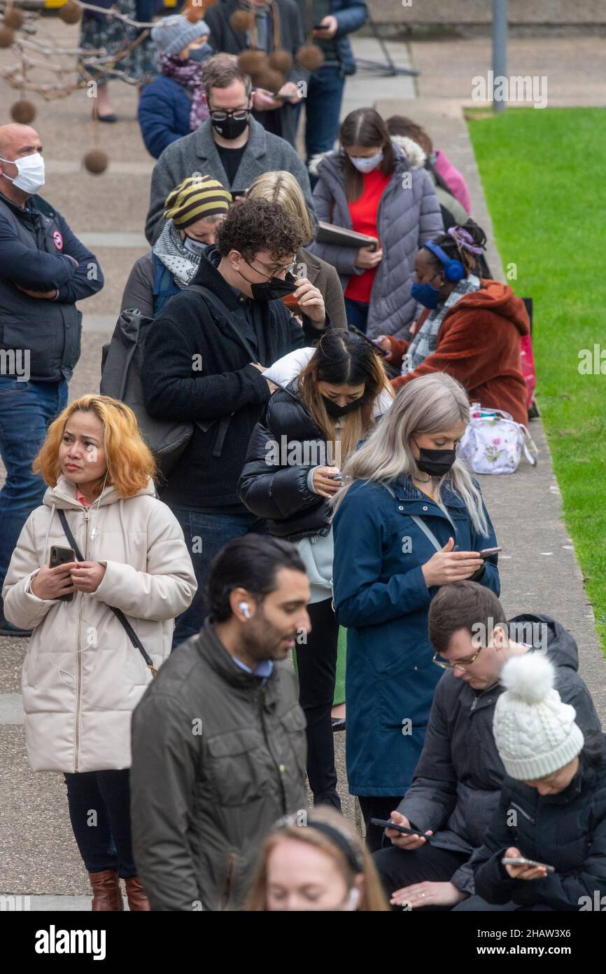 15/12//2021. Londra, Regno Unito. Le persone si accodano fuori dall'ospedale St Thomas per la vaccinazione COVID-19. Il governo ha annunciato nuove misure per combattere la nuova OMICRON B. 1. 1. 529 variante come tasso di infezione di Covid nel Regno Unito è salita a più di 50.000 al giorno. Foto di Ray Tang. Foto Stock