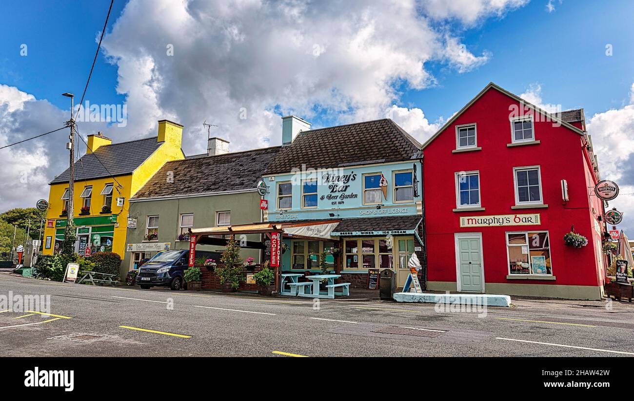 Strada di case colorate, Murphys Bar, Sneem, Ring of Kerry strada panoramica, Iveragh Peninsula, Irlanda Foto Stock