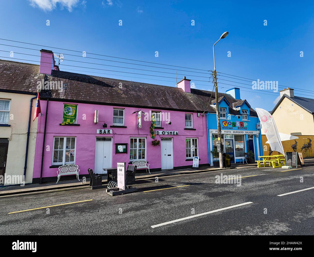 Case colorate, bar, pizzeria, Sneem, strada panoramica Ring of Kerry, penisola di Iveragh, Irlanda Foto Stock