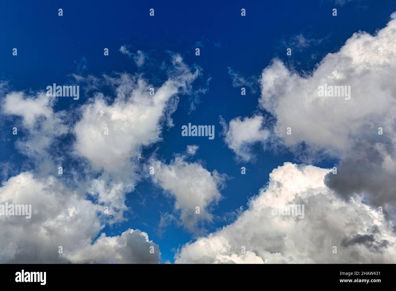Nuvole di primavera nel cielo blu, Ring of Kerry, Irlanda Foto Stock