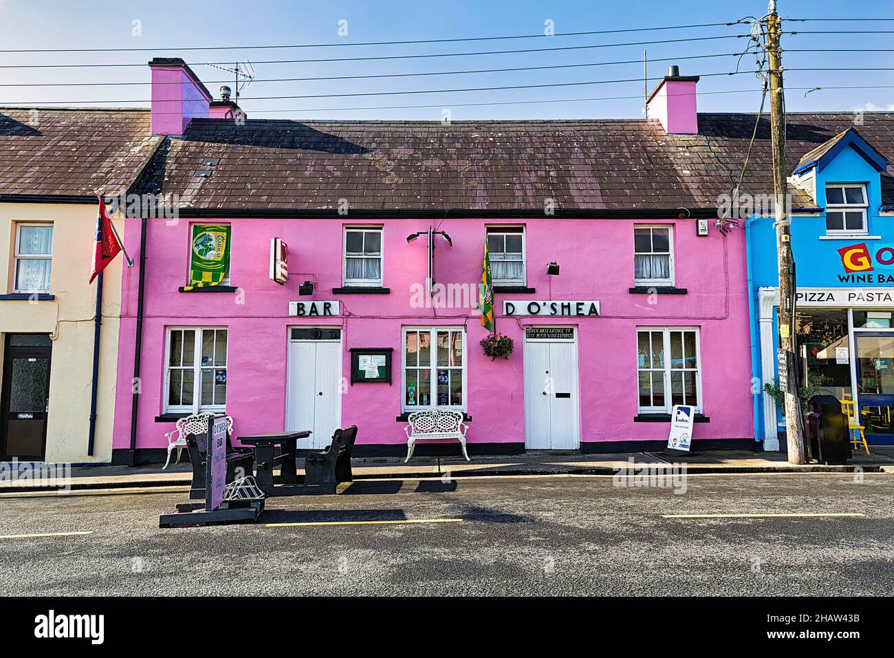 Case colorate, bar, Sneem, strada panoramica Ring of Kerry, penisola Iveragh, Irlanda Foto Stock