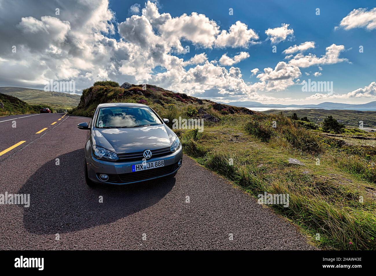Auto parcheggiata sul lato della strada, parcheggio con vista sulla costa atlantica, panoramica Ring of Kerry Road, Iveragh Peninsula, Irlanda Foto Stock