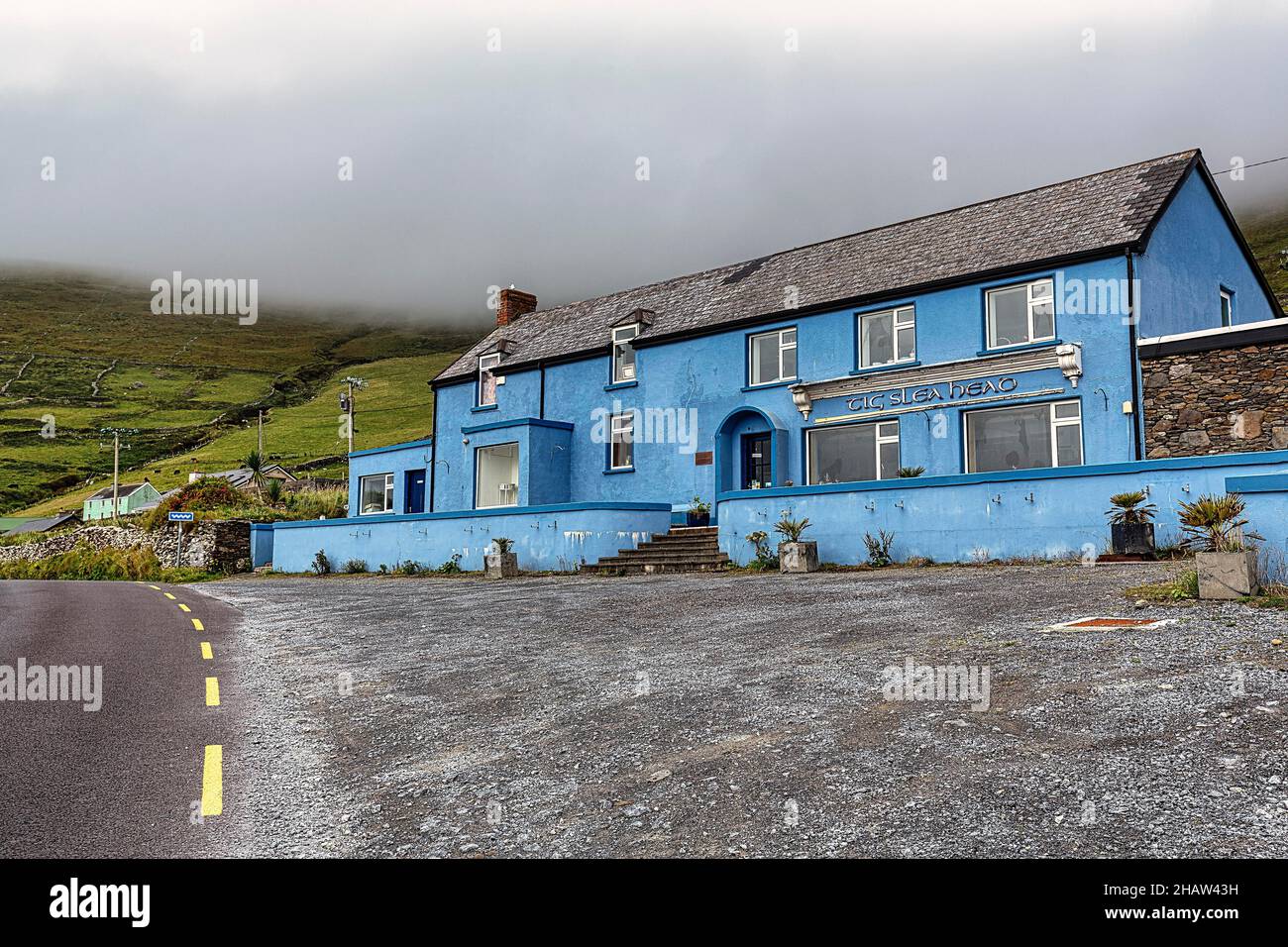 Bar chiuso sul lato della strada, strada panoramica Slea Head Drive, penisola di Dingle, Kerry, Irlanda Foto Stock