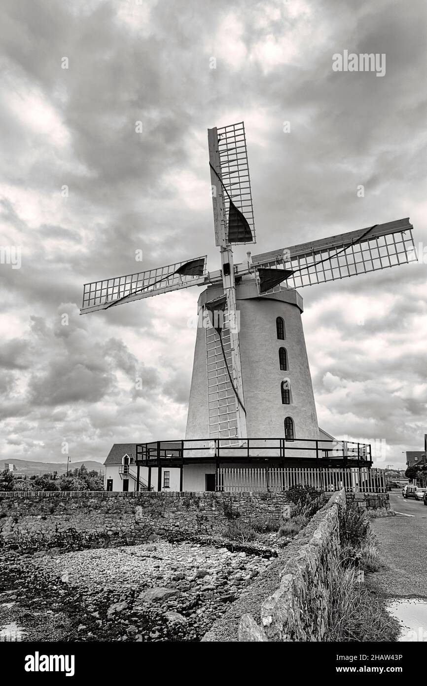 Blennerville cinque piani mulino a vento, drammatico cielo nuvoloso, Blennerville, Tralee, Kerry, Irlanda Foto Stock
