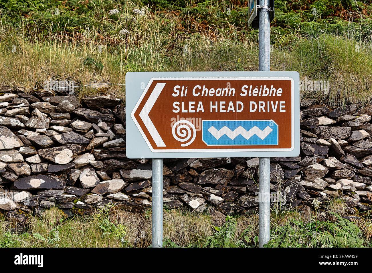 Segnaletica stradale, segnaletica stradale Irish Coastal Road Wild Atlantic Way, strada panoramica Slea Head Drive, Dingle Peninsula, Kerry, Irlanda Foto Stock