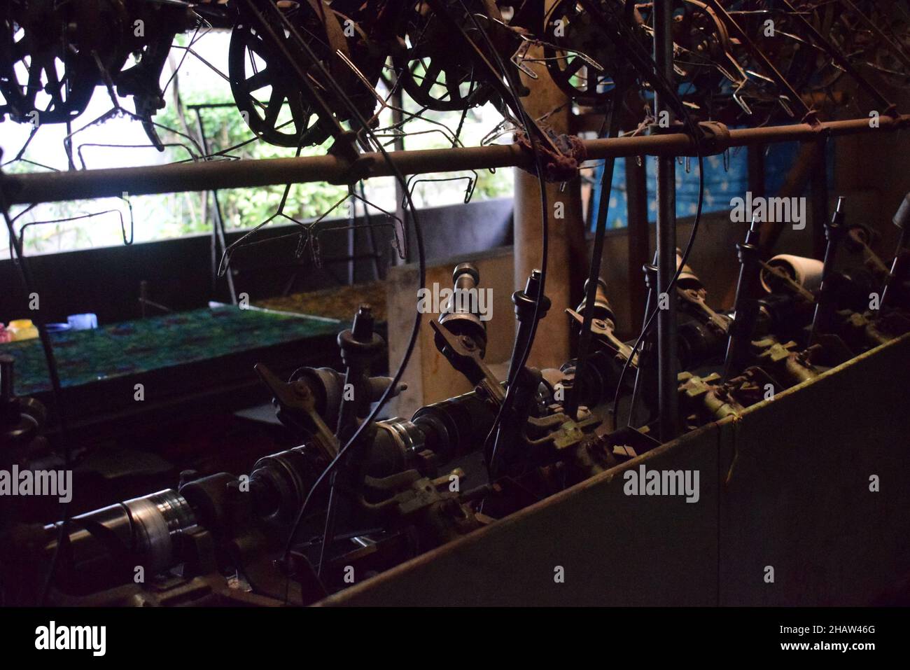Vecchia fabbrica tessile indonesiana. Attrezzatura. Foto Stock