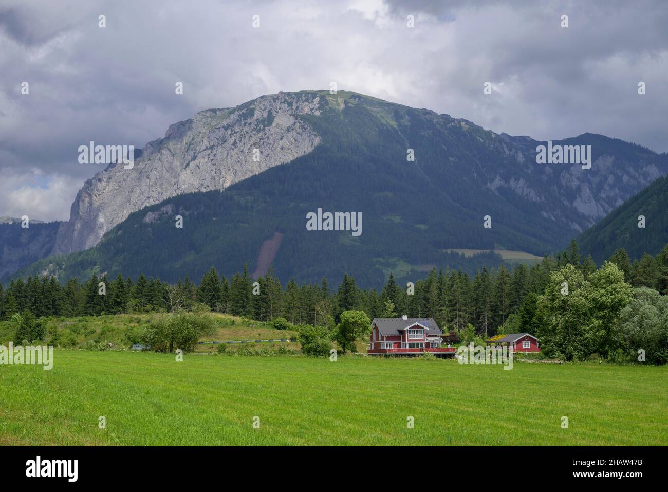Vista del Messnerin con casa di vacanza in stile svedese, Lagoess-Sankt Katharein, Stiria, Austria Foto Stock