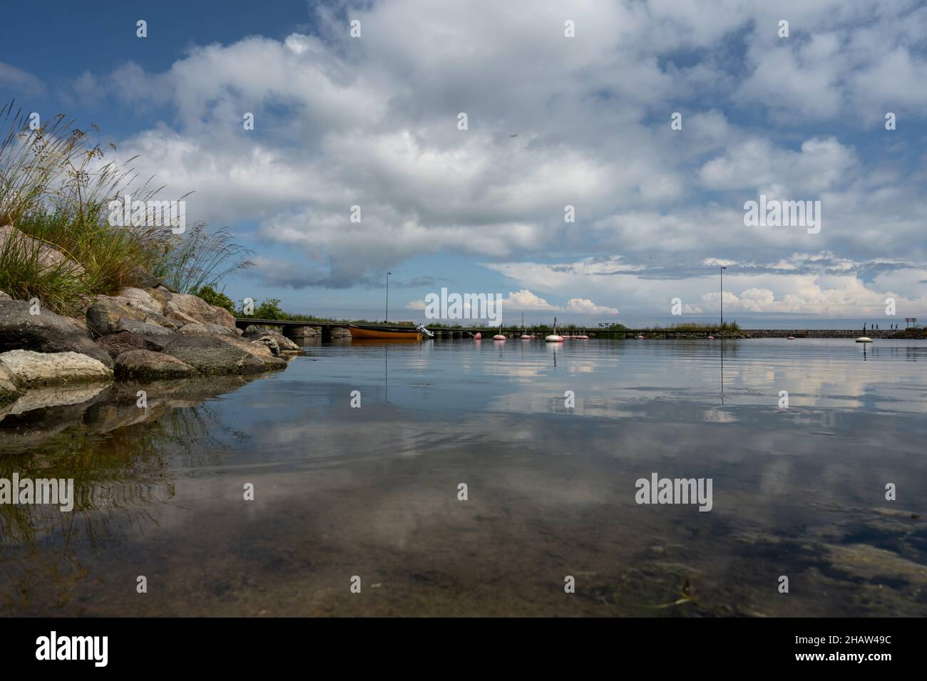 Un cielo blu con nuvole irregolari su una calme baia in estate. Dall'isola svedese di Oland Foto Stock