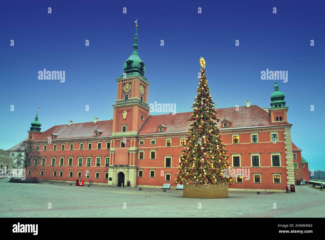 Castello reale e albero di Natale a una pausa di un giorno nella Città Vecchia di Varsavia. Polonia Foto Stock