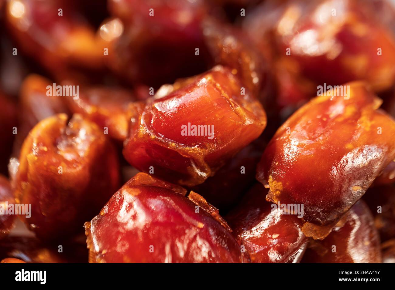 Primo piano della frutta di palma di data su un mercato tradizionale. Concetto di base di frutta secca sana. Foto Stock