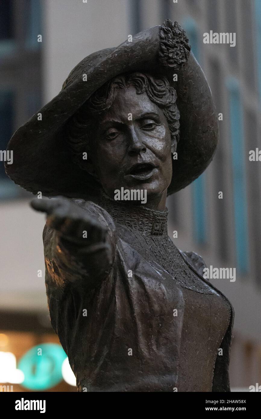 Emmeline Pankhurst statua Manchester 2021. Statua in Piazza San Pietro. Manchester Regno Unito. La statua in bronzo di Emmeline Pankhurst a Manchester celebra l'attivista politico britannico e il leader del movimento suffragette negli U.K. Foto Stock