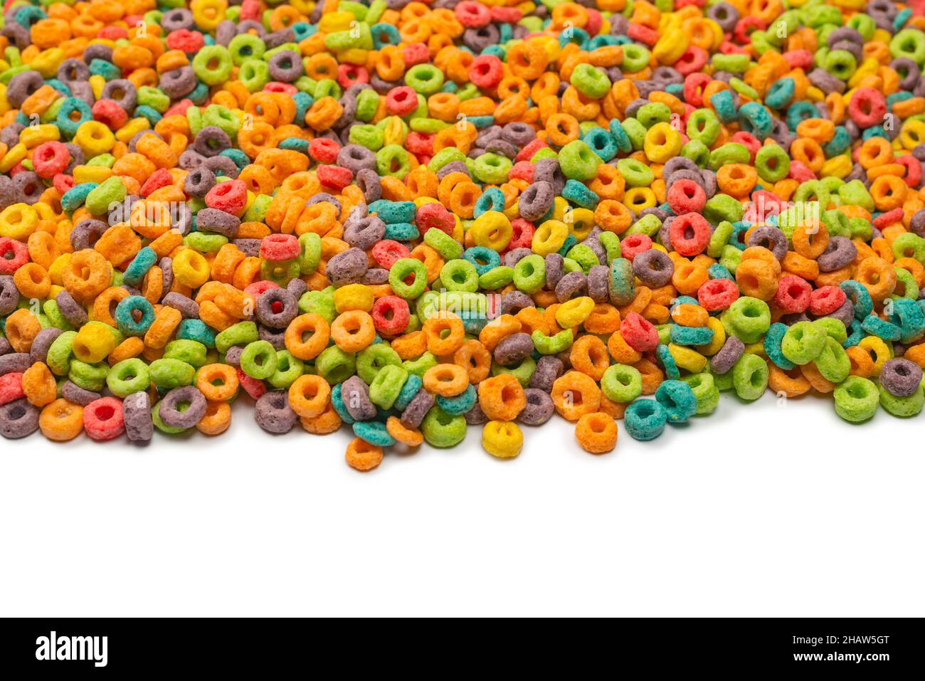 Dolci fiocchi multicolore, anelli di cereali. Isolato su sfondo bianco. Foto Stock
