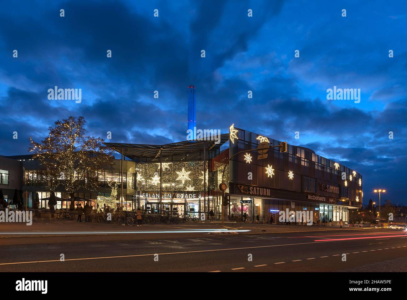 Decorazione natalizia del centro commerciale Erlangen Arcaden in serata, Erlangen, Franconia media, Baviera, Germania Foto Stock