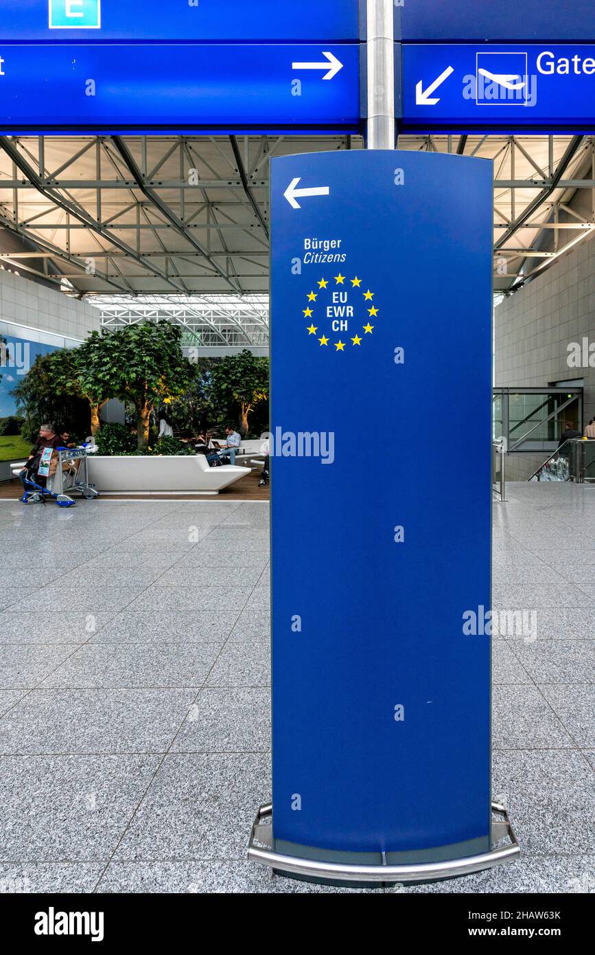 Espositore blu con avviso d'ingresso per i cittadini dell'UE all'aeroporto di Francoforte, Hesse, Germania Foto Stock