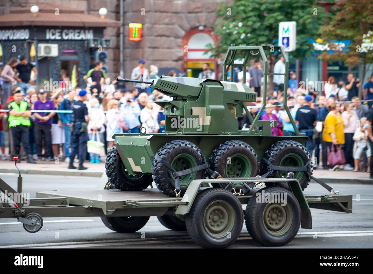 Ucraina, Kiev - 18 agosto 2021: Mini-serbatoio radiocontrollato semovente. Cannone senza equipaggio. Parata militare. Veicolo blindato . Trasporto in colori protettivi. Veicoli militari SUV. Foto Stock