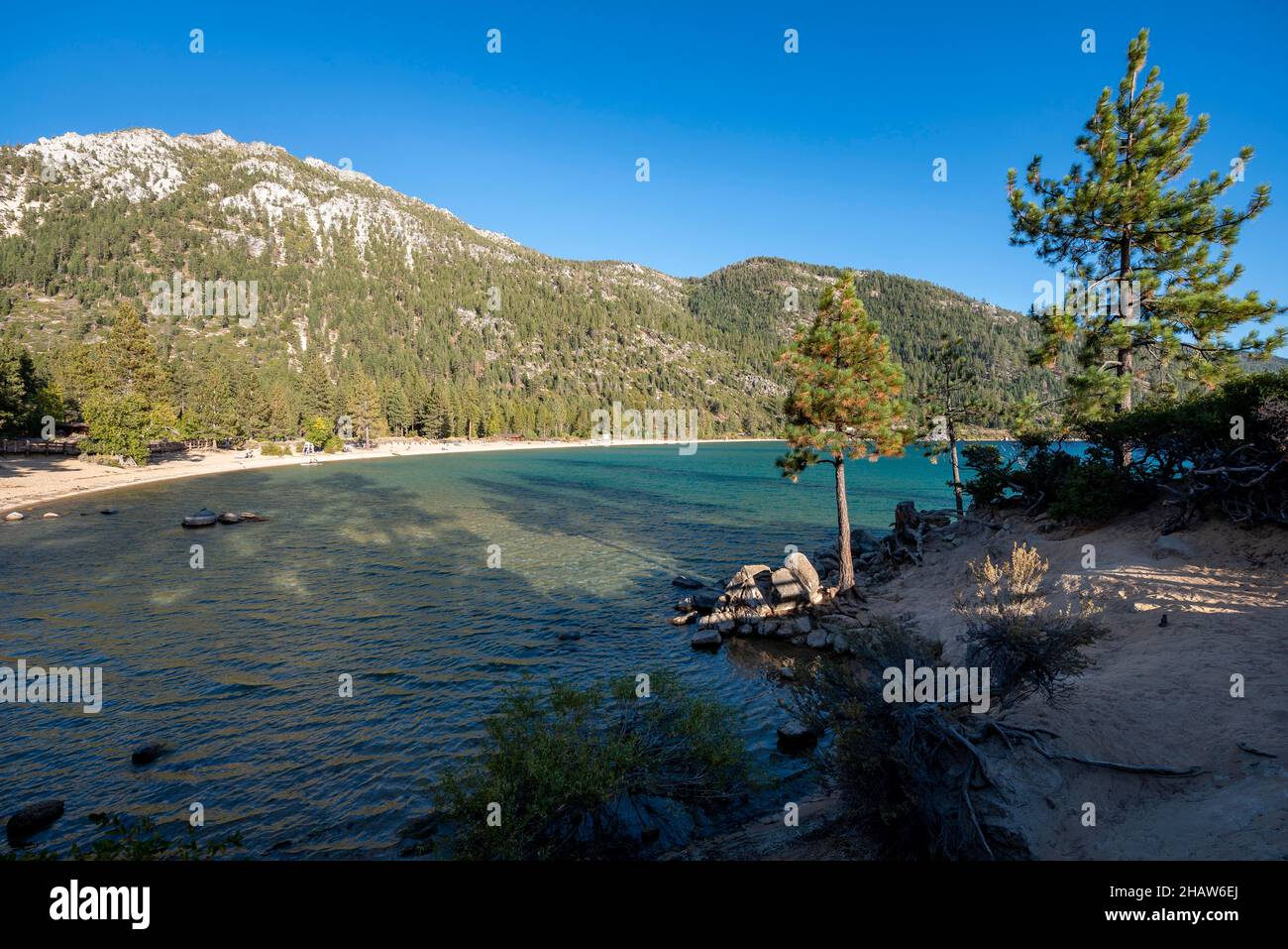 Spiaggia di sabbia, Lake Tahoe Bay, Sand Harbor Beach, in autunno, Sand Harbor state Park, Shore, California, Stati Uniti Foto Stock