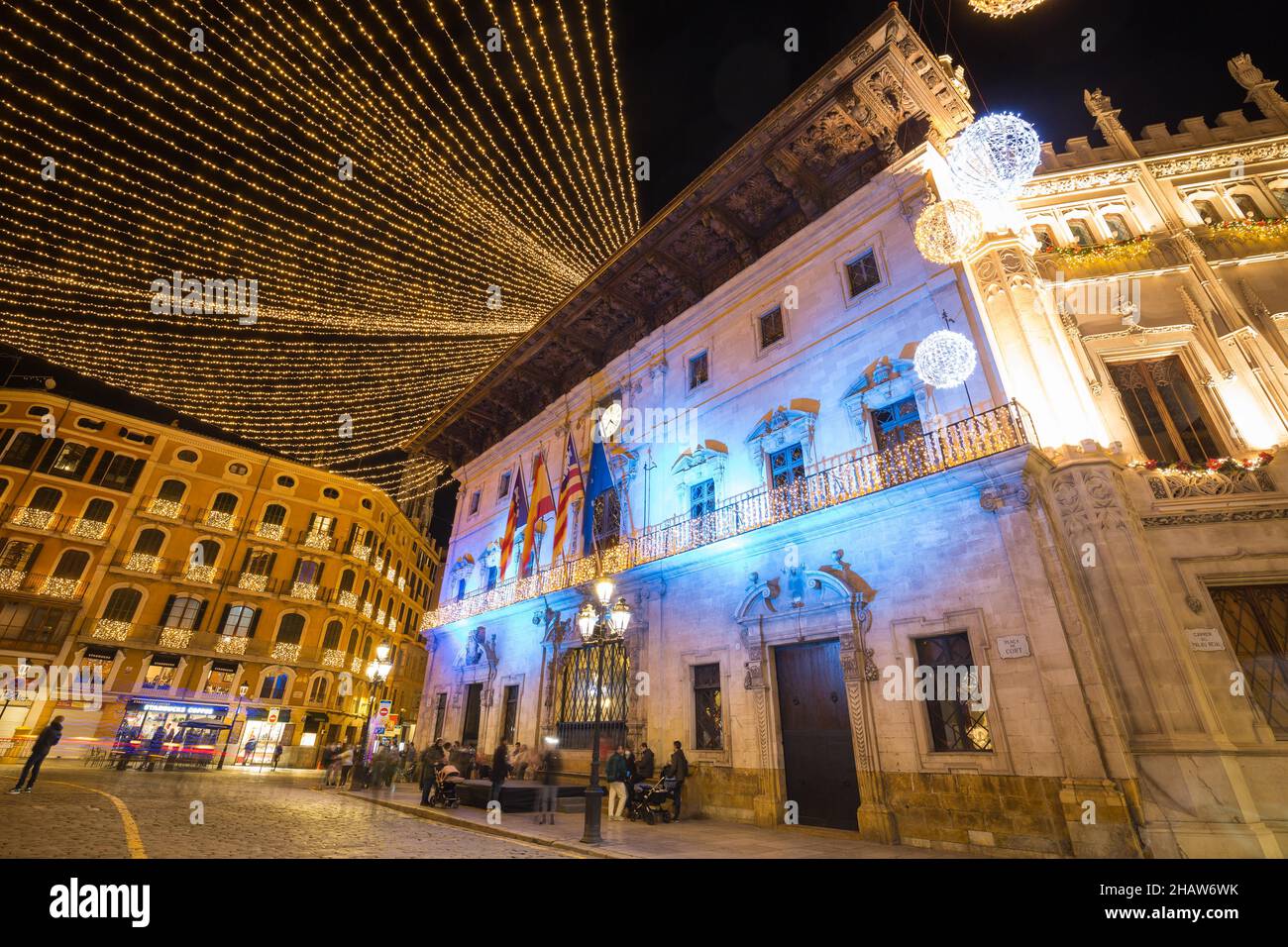 Municipio di Palma con luci di Natale, atmosfera natalizia, stagione di Avvento a Palma di Maiorca, Placa de Cort, Palma di Maiorca, Spagna Foto Stock
