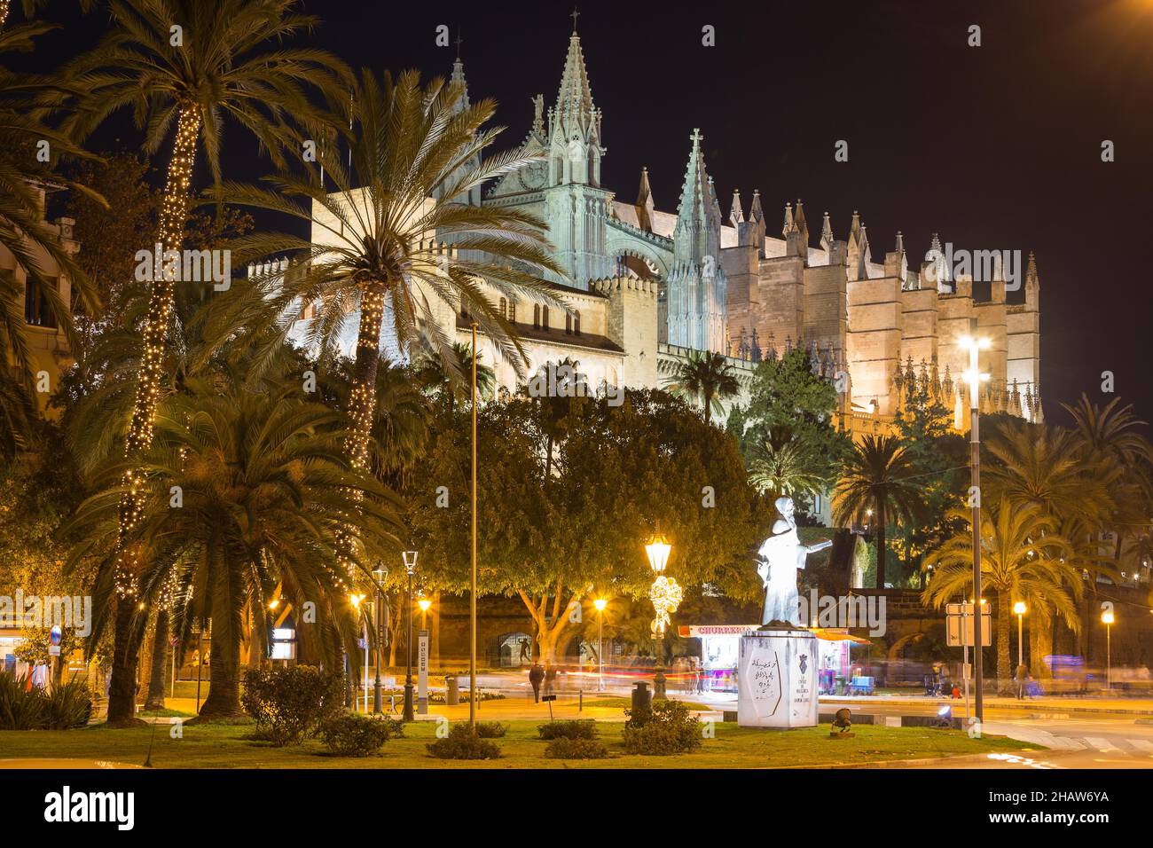 Atmosfera di Natale, stagione dell'Avvento a Palma di Maiorca, di fronte alla statua di Ramon Llull, nel retro Cattedrale la Seu, Palma, Maiorca, Spagna Foto Stock