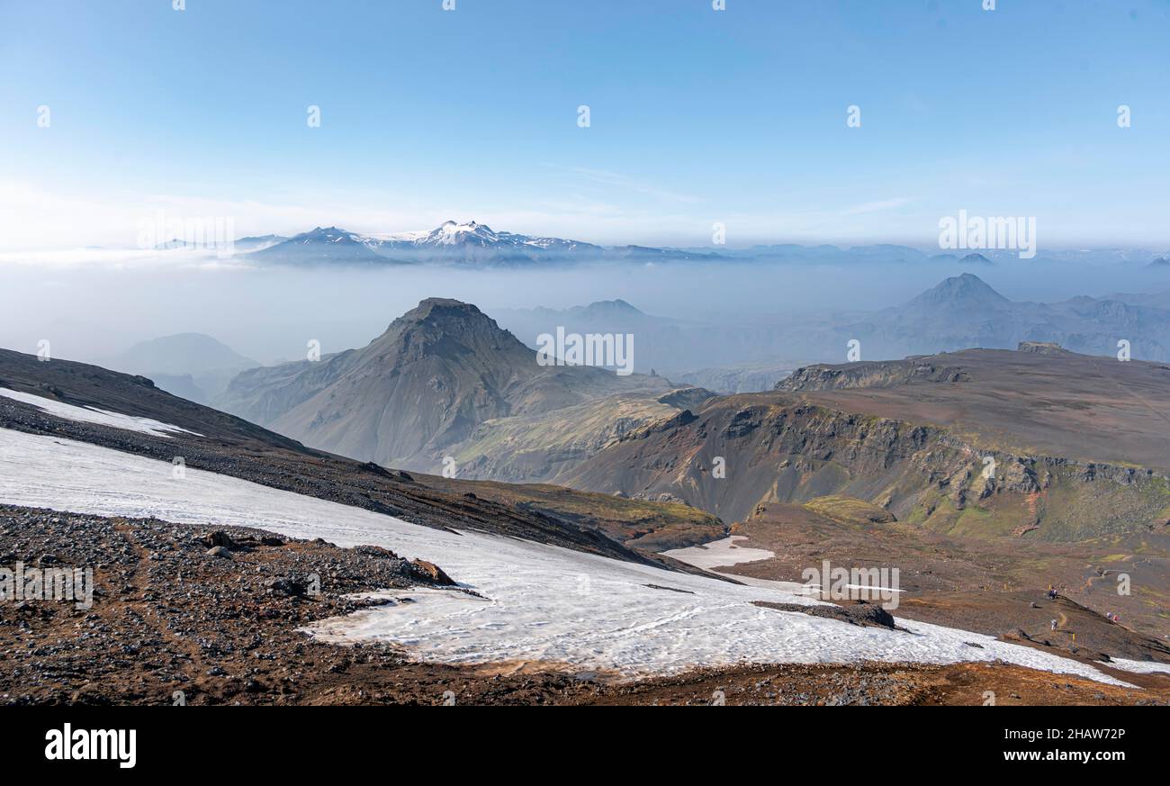 Sentiero escursionistico di Fimmvoerouhals, paesaggio vulcanico coperto di neve con crateri vulcanici individuali, riserva naturale di Porsmoerk, Suourland Foto Stock