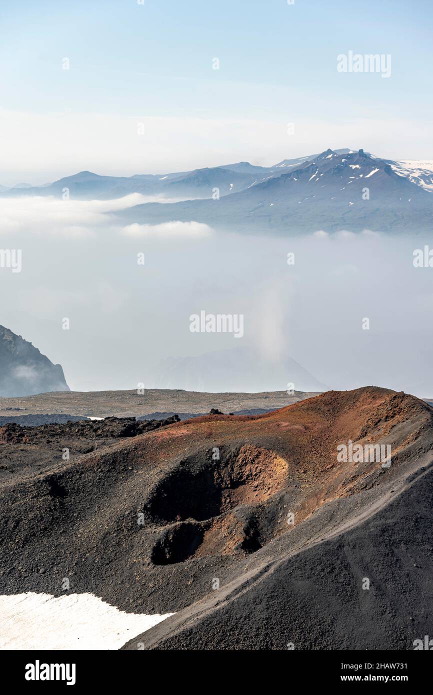 Sentiero escursionistico di Fimmvoerouhals, paesaggio vulcanico arido con crateri vulcanici individuali, riserva naturale di Porsmoerk, Suourland, Islanda Foto Stock
