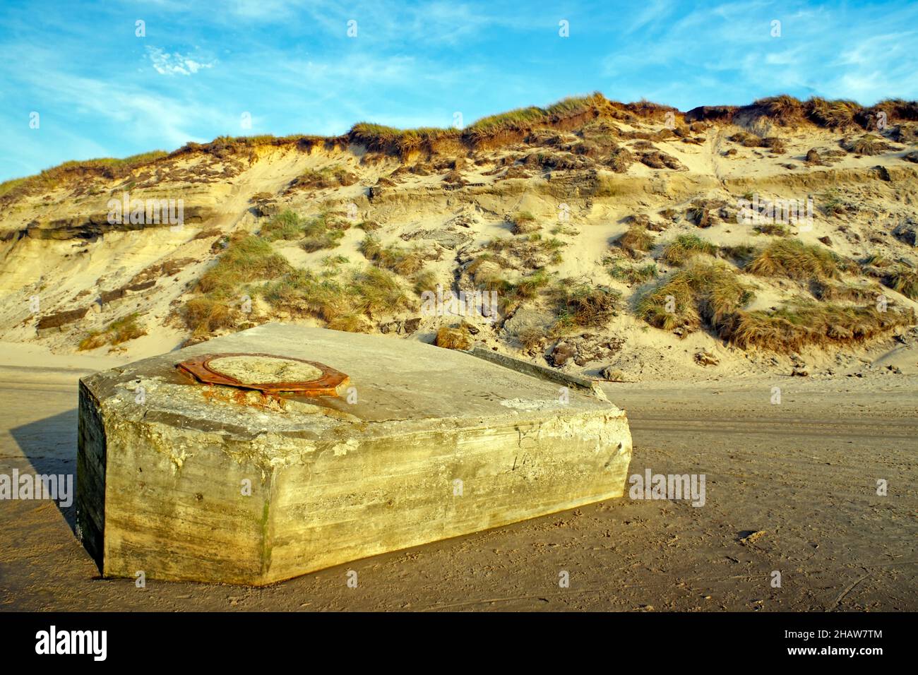 Resti di vecchi bunker, mezzo affondato nella sabbia, dune di sabbia, guerra mondiale 2, Jutland settentrionale, Danimarca Foto Stock