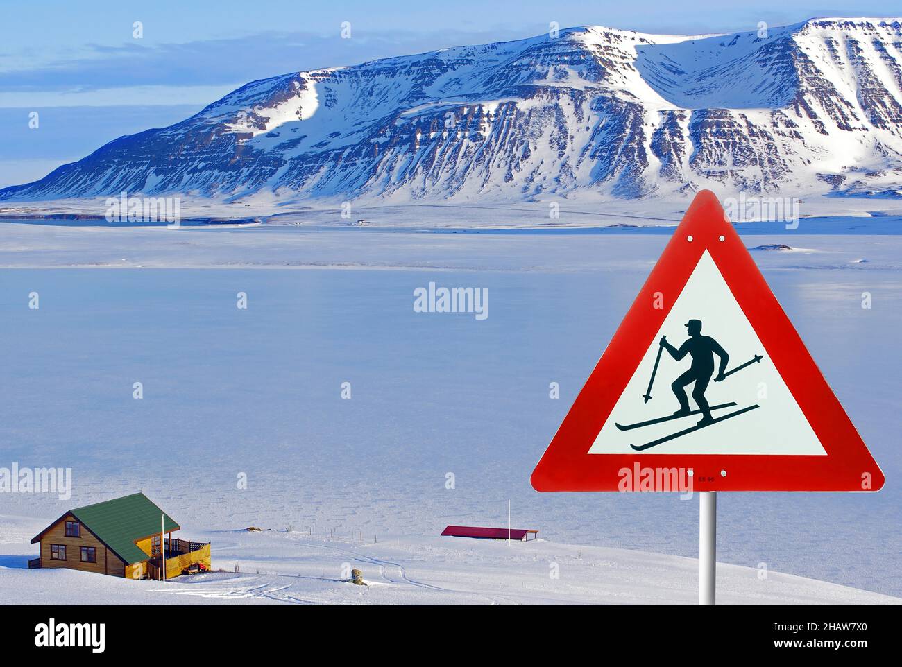 Cartello segnaletico di sciatori, paesaggio di viticoltura e capanna, composizione, Islanda Foto Stock