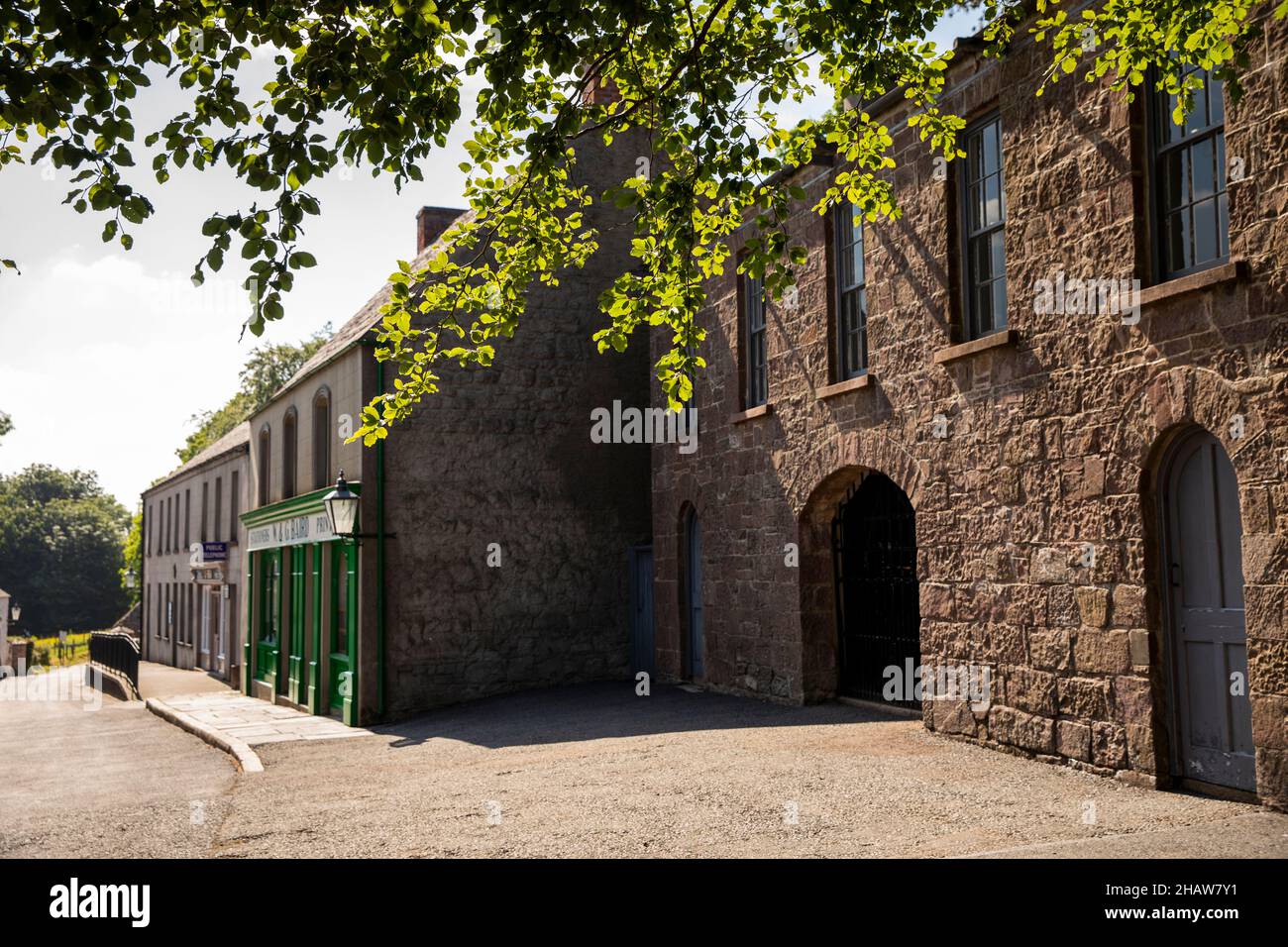 Regno Unito Irlanda del Nord, Co Down, Holywood, Ulster Folk Museum, The Diamond, Market e Court House, tra vecchi edifici dislocati Foto Stock