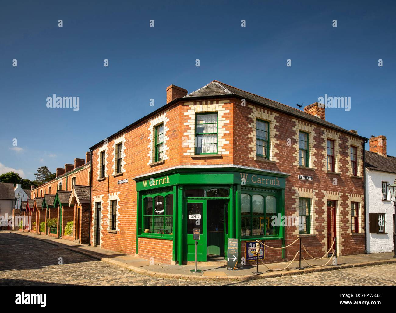 UK Northern Ireland, Co Down, Holywood, Ulster Folk Museum, Corner Shop all'incrocio tra Cluan Place e Tea Lane Foto Stock