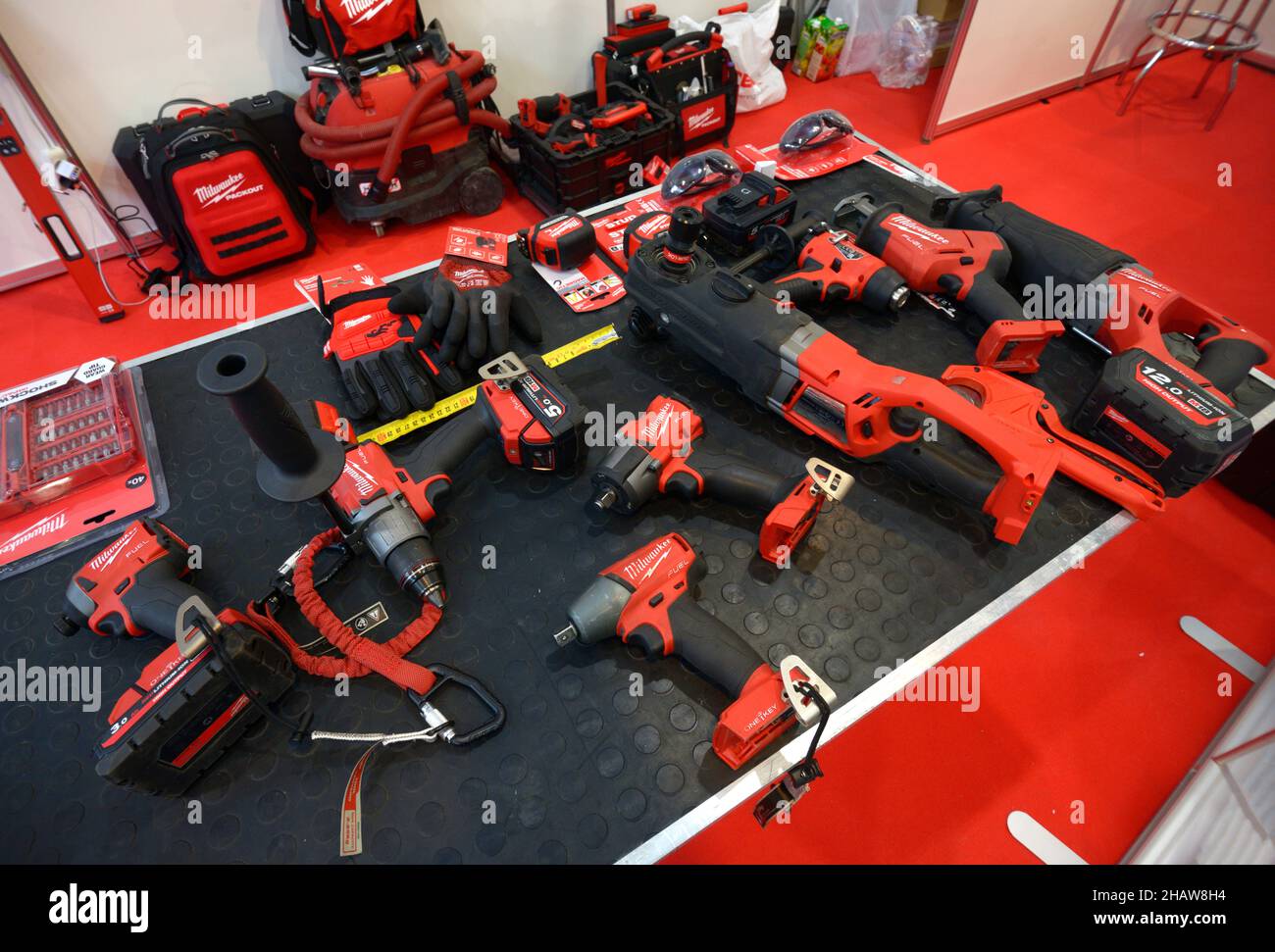 Trapani, cacciaviti cordless, seghe a nastro e altre attrezzature Milwaukee posizionati su un supporto. ClimaFest 2021. Febbraio 24, 2021. Kiev Ucraina Foto Stock