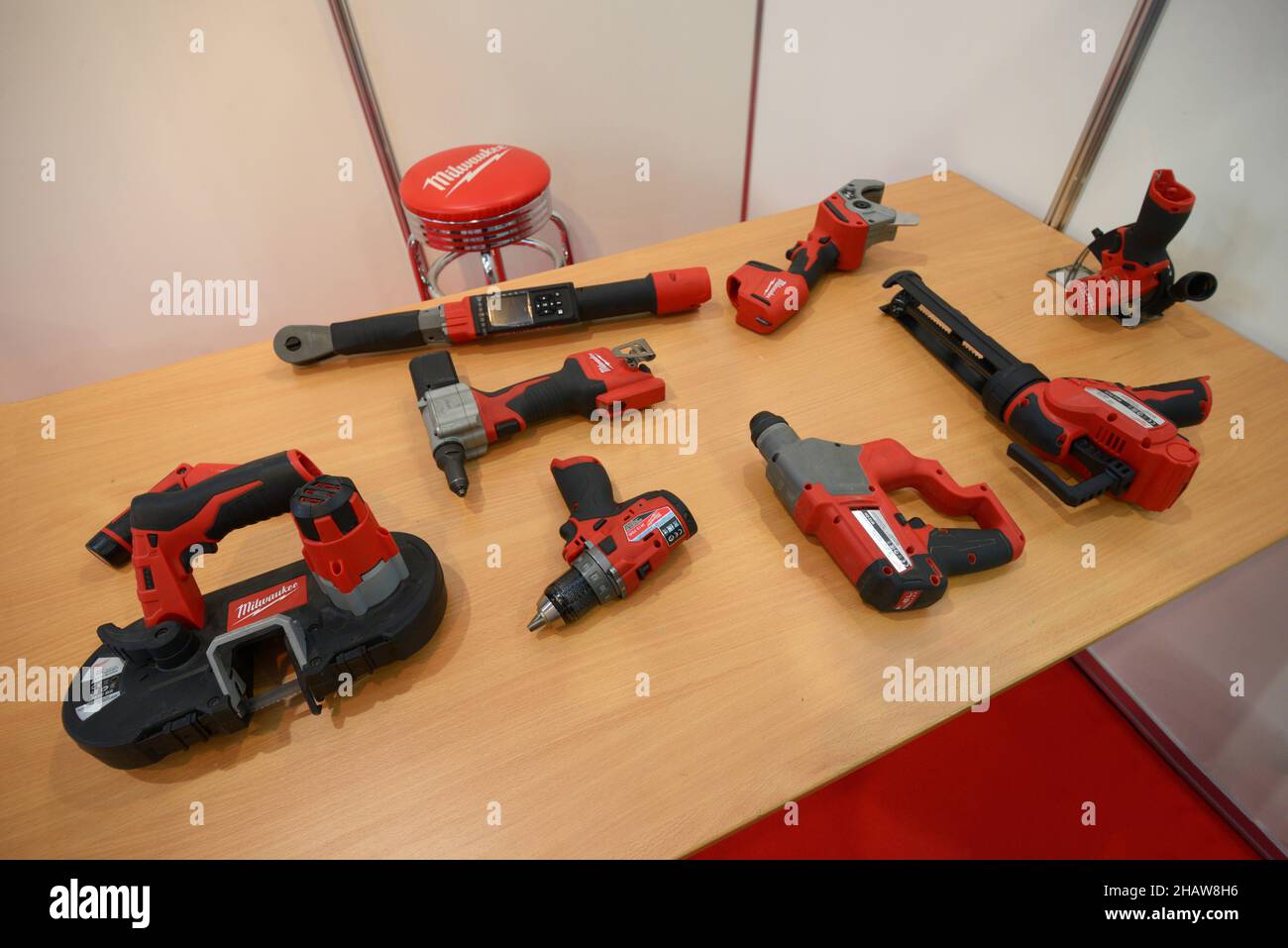 Trapani, cacciaviti cordless, seghe a nastro e altre attrezzature Milwaukee posizionati su un supporto. ClimaFest 2021. Febbraio 24, 2021. Kiev Ucraina Foto Stock