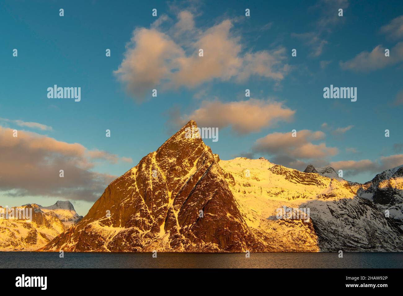 Monte Olstind, paesaggio invernale scandinavo, montagne, neve, fiordo, Mare, Norvegia in inverno, Hamnoy, Nordland, Lofoten, Norvegia Foto Stock