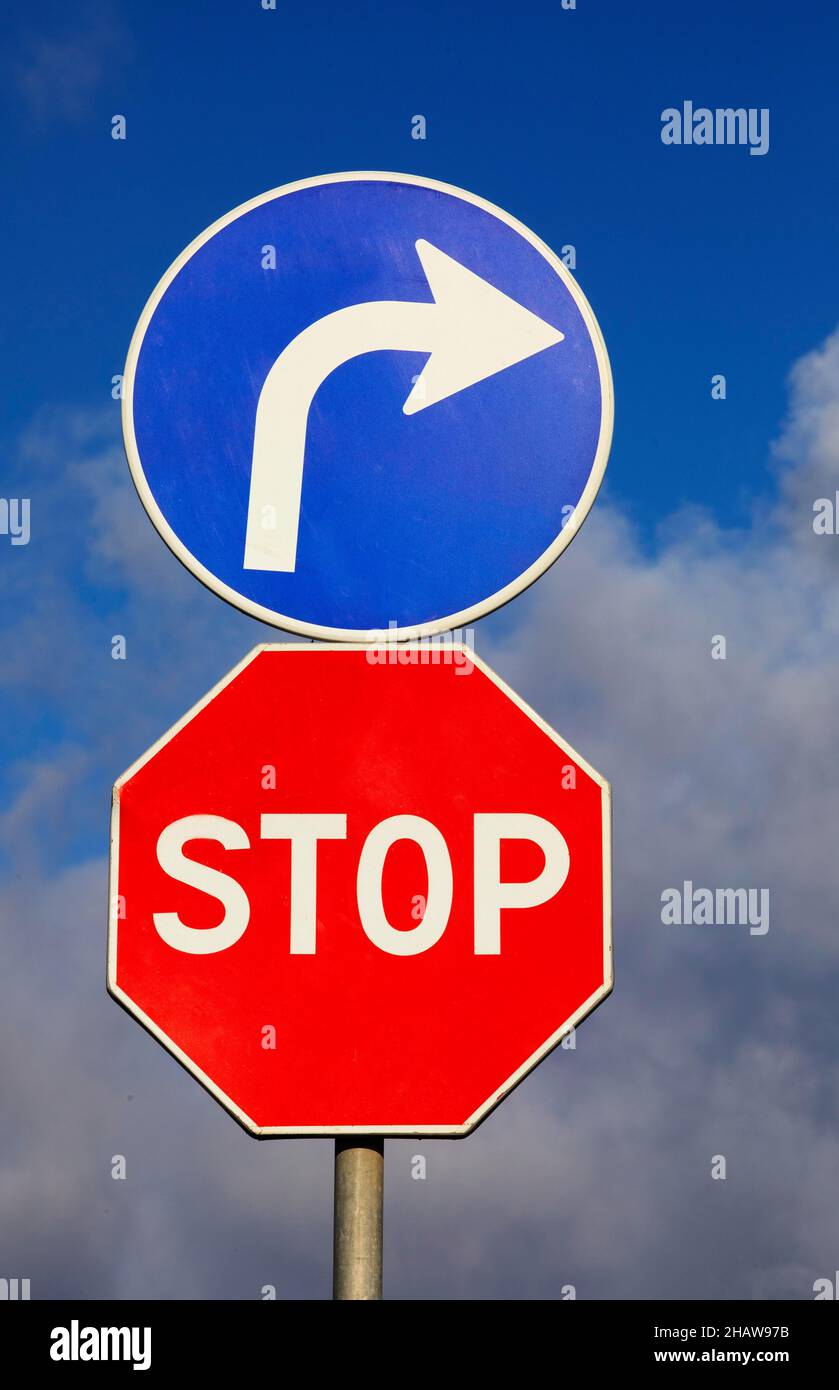 Segnaletica stradale, segnale di stop e indicazioni stradali prescritte, Ribeira Grande, Isola Sao Miguel, Azzorre, Portogallo Foto Stock